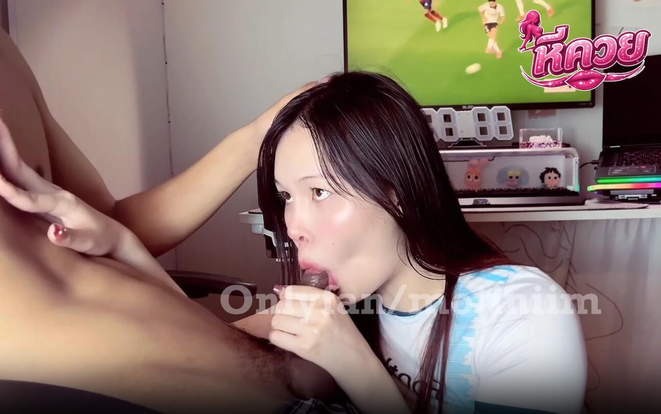 คลิปหลุดโอนลี่แฟน mojiniim สาวขี้เงี่ยนมาเล่นเสียว จับอมควยแฟนหนุ่ม ตอนดูบอลงานโคตรเด็ดจัดๆ ต่อด้วย มาขึ้นขย่มเย็ดบนเก้าอี้กระแทกหีลีลาอย่างมันส์