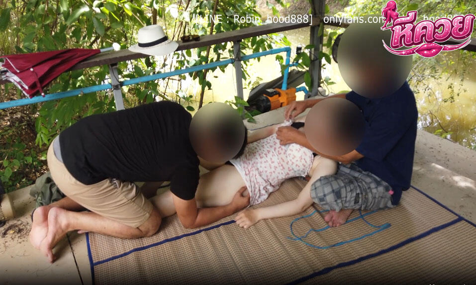 คลิปหลุดOnlyfans robin_hood888 คุณหนูน้ำหวานโดนคนสวนจับรุมเย็ดหีที่กระท่อมแบบไม่ยั้ง ซอยหีเย็ดกันรัวๆจนน้ำแตกร้องครางลั่นเลย