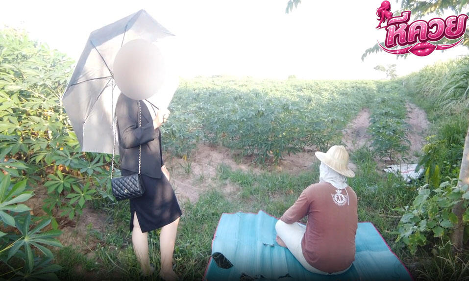 คลิปหลุด Robin_hood888 Onlyfans คุณหนูน้ำหวานมาล่อเสียวกับคนตัดอ้อยที่แปลงปลูกมัน ปูเสื่อล่อเสียวล้วงหีรัวๆก่อนโดนจับซอยหีรัวๆ
